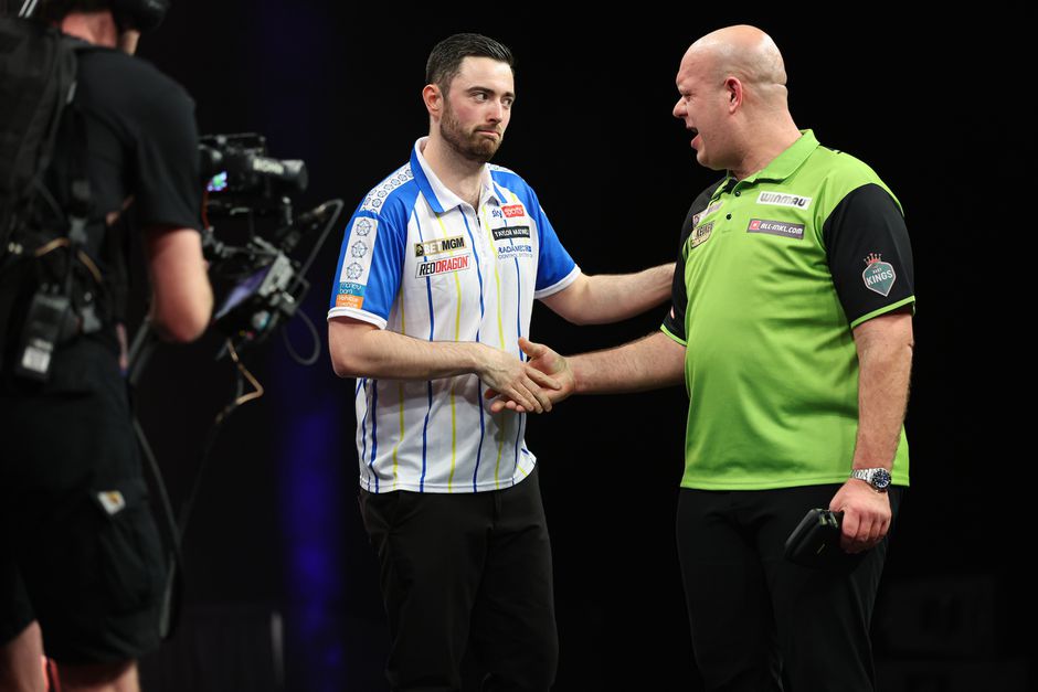 Michael van Gerwen verliest finale Premier League Darts in Leeds, maar is toch zeker van play-offs