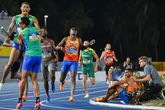 Liemarvin Bonevacia finisht teleurgesteld op de Bahama's. De moegestreden Terrence Agard kijkt toe op de 4x400 meter. ©Getty Images