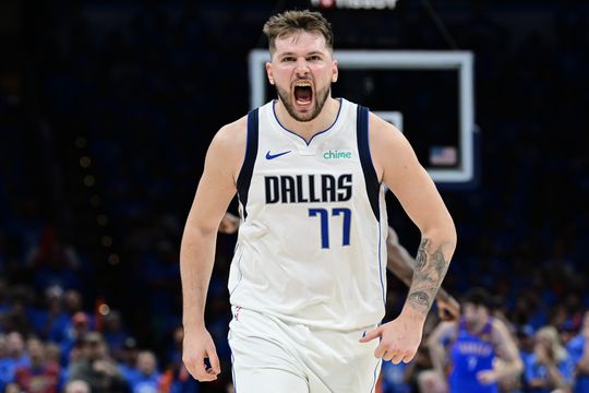 Luka Doncic loodst Dallas Mavericks in vijandige sfeer naar zege: 'Ik houd ervan'