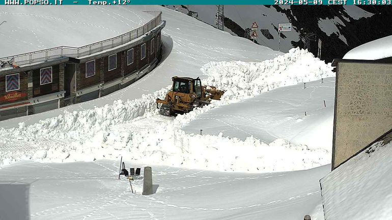 Hevige sneeuwval maakt etappe 16 van de Giro onzeker: Passo Dello Stelvio volledig onbegaanbaar