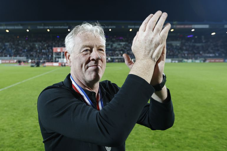 Willem II gaat met kampioenenmaker de Eredivisie in: trainer Peter Maes blijft in Tilburg