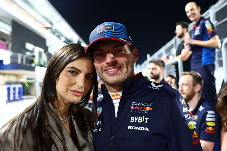 Kersverse ouders Max Verstappen en Kelly Piquet bedolven met cadeaus voor speciale dag