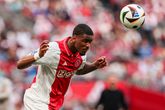 Jorrel Hato kopt de bal tijdens het duel tussen Ajax en Sparta © Getty Images.