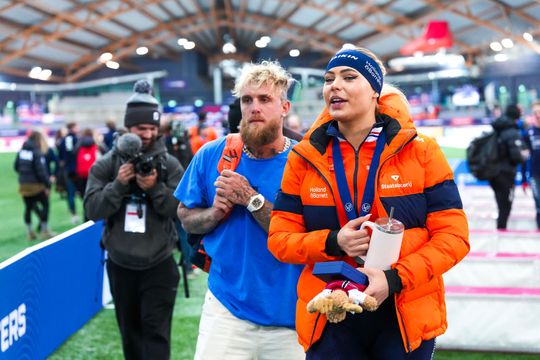 Zorgzame Jutta Leerdam kalmeert vriend Jake Paul: 'Dat zit gewoon in me'
