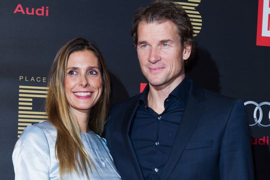 Veelbesproken voetballegende krijgt na bizarre aanval pijnlijk nieuws van liefdespartner