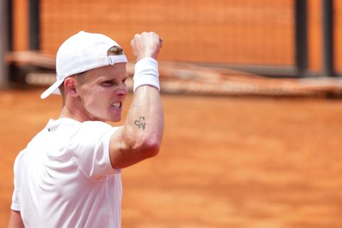 Toptennisser Jesper de Jong bereikt nieuwe mijlpaal na fraaie zege bij masterstoernooi in Rome