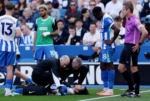 Oranje-tegenstander op WK voetbal schrikt van blessure sterspeler, die op krukken stadion verlaat