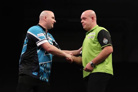 Nieuwe teleurstelling voor Michael van Gerwen: topdarter kijkt met grimas toe hoe hij vroegtijdig moet vertrekken