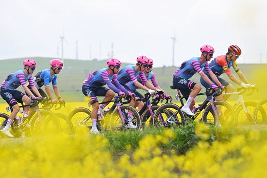 Door probleem zit ploeg Dylan Groenewegen zonder bus in Giro d'Italia: 'Moeten ze goed zien te regelen'