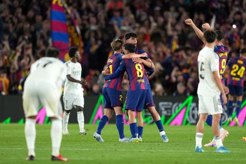 Groot feest voor Frenkie de Jong: FC Barcelona pakt historische titel tegen aartsrivaal Real Madrid