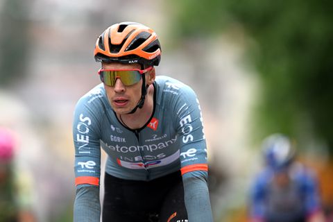 Toprenner Thymen Arensman ontsnapt aan horrorcrash in de Giro: 'Dat geluid wil ik nooit meer horen'