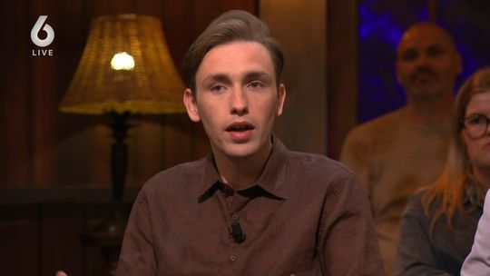 Bekende zoon van René van der Gijp openhartig over overleden moeder: 'Ik huil er eigenlijk nooit om'