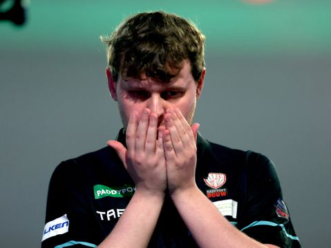 Fanatieke vriendin van topdarter Kevin Doets krijgt tranen in haar ogen na missen historie