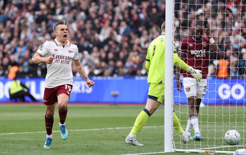 Arsenal ontsnapt dankzij VAR aan groot drama in zinderende titelstrijd met Manchester City