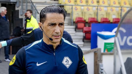 Bizar moment rond Serdar Gözübüyük: scheidsrechter moet plots gewisseld worden