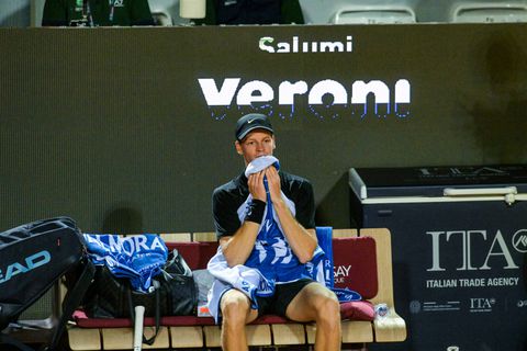 Bizarre taferelen tijdens duel toptennisser Jannik Sinner: toeschouwers slaan tweemaal alarm