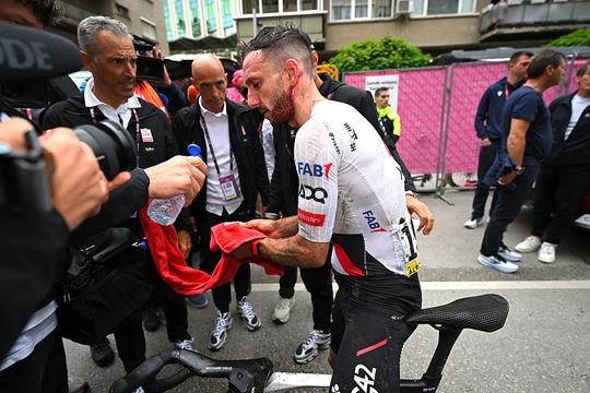 Drama compleet voor UAE in de Giro: titelkandidaat en twee ploeggenoten stappen af na horrorcrash