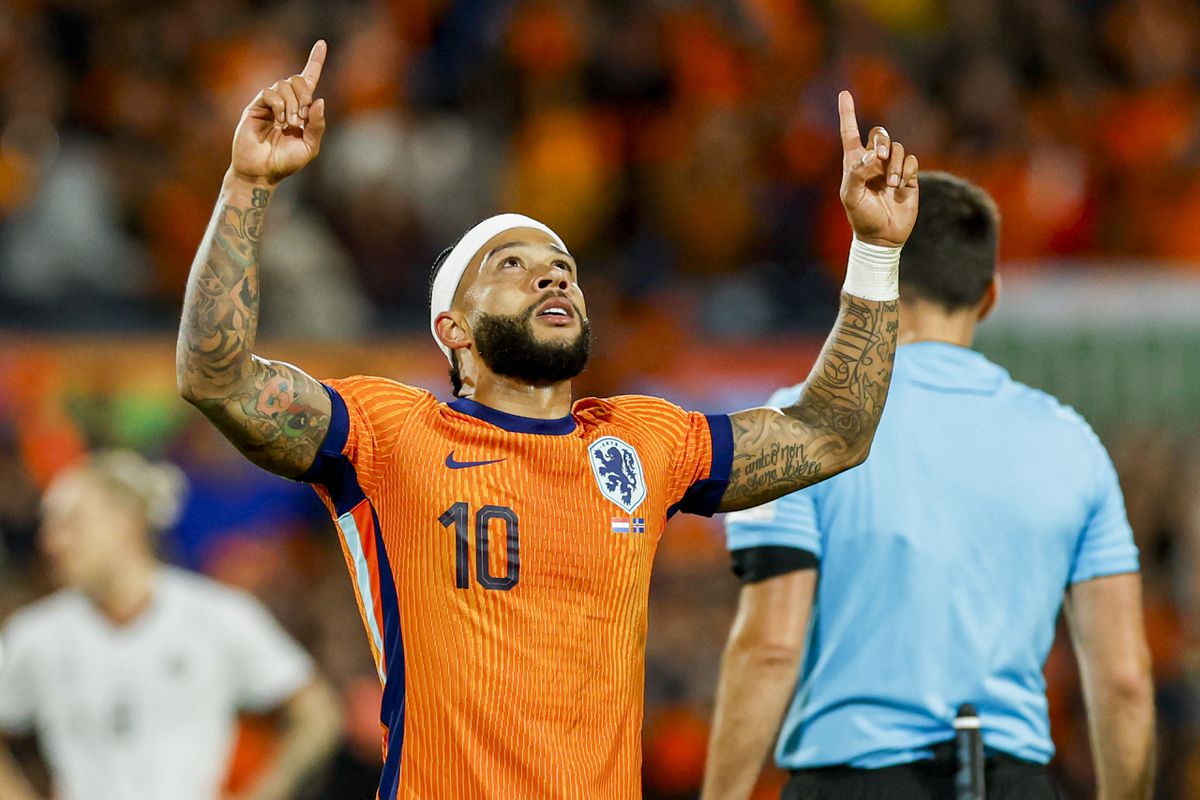 Memphis Depay lacht om veelbesproken hoofdband: 'Mijn vriendin vindt het mooi'