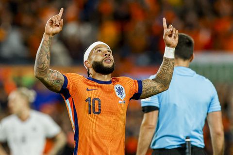 Memphis Depay lacht om veelbesproken hoofdband: 'Mijn vriendin vindt het mooi'