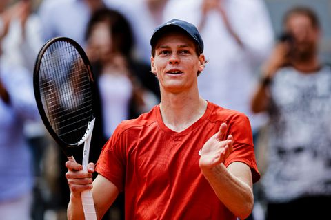 Prachtige primeur voor Jannik Sinner: Novak Djokovic van tennistroon gestoten