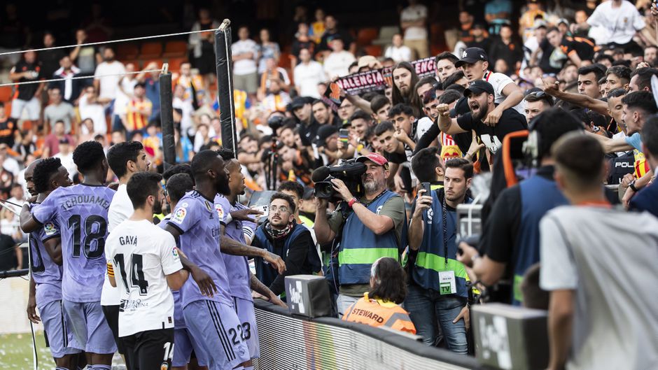 Real Madrid-teamgenoot leest Vinicius de les na racistische incidenten in Spanje: 'Dat is niet zo'
