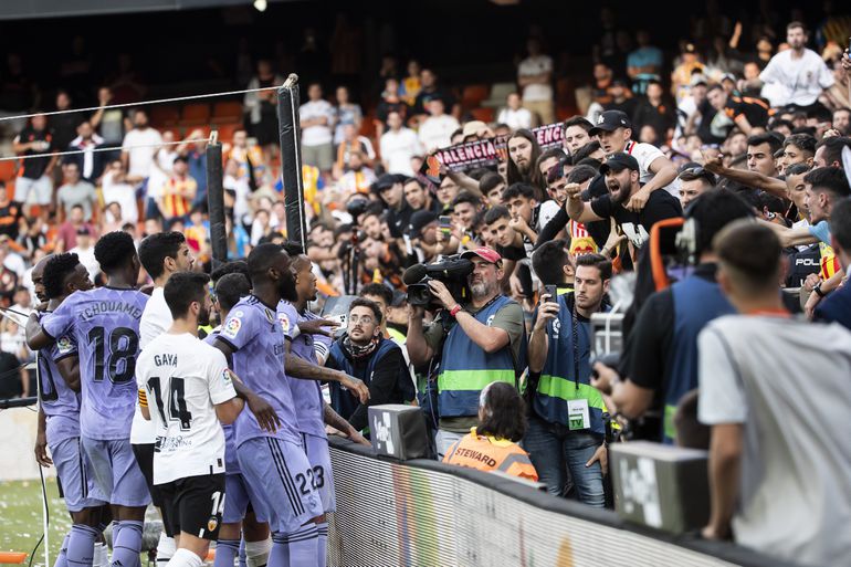 Valencia-fans krijgen fikse straf na racisme jegens Vinicius: veroordeeld tot acht maanden cel