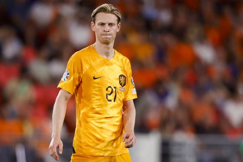 Pierre van Hooijdonk verbaasd om afmelding Frenkie de Jong: 'Het is wel heel vroeg natuurlijk, hé'
