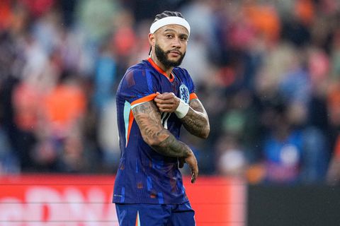 Memphis Depay weer met veelbesproken haarband op het veld tijdens uitzwaaiduel met IJsland