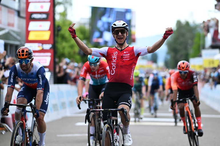 Schakelprobleem van Arnaud De Lie bezorgt Bryan Coquard etappezege in de Ronde van Zwitserland