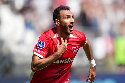 'Stuttgart en Italiaanse clubs proberen Pavlidis-deal te kapen, maar spits houdt woord en levert AZ miljoenen op'