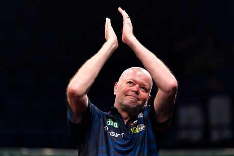 Topdarter Raymond van Barneveld zet opvallende stap in zijn carrière, aankondiging leidt tot ongeloof