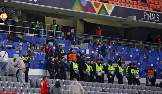 Schokkende details over 'minutenlange onzekerheid' bij vreselijk drama Nations League: 'We waren live'