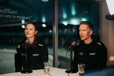 Gevatte topschaatser (24) zorgt met geliefde schaatssensatie Angel Daleman (18) voor hilariteit: 'Ik laat 'em toch even in het midden'