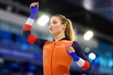 Dansende Jutta Leerdam (26) geniet met haar zus (18) volop van logeerpartij, fans willen dolgraag iets weten