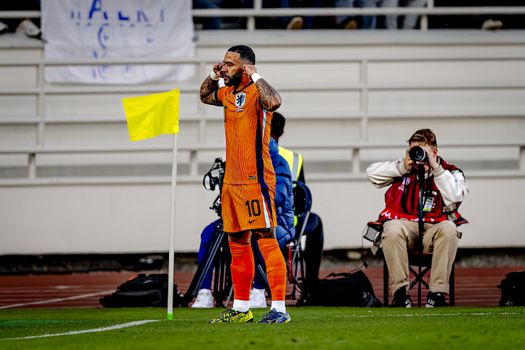 Waarom Memphis Depay altijd met zijn vingers in zijn oren juicht en naar boven wijst