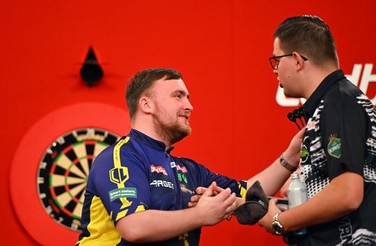 Debutant Gian van Veen schrikt van shirtjes op World Cup of Darts: 'Ik hoop dat er een wasserette is...'