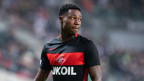Veroordeelde voetballer Quincy Promes onder zware bewaking in speciale vlucht uitgeleverd aan Nederland