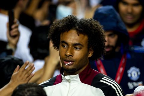 United-aanvaller Joshua Zirkzee geniet van vakantie en wordt zonder shirt gespot met twerkende vrouw