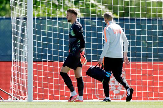 Bondscoach Ronald Koeman geeft update over geblesseerde keeper Bart Verbruggen: 'Dat denken we'