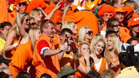 Hoe het WK voetbal door 36 simpele feloranje jurkjes volledig op zijn kop werd gezet