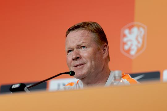 Ronald Koeman wijst grappend naar assistent in discussie over Oranje-aanvallers: 'Ook zijn schuld'
