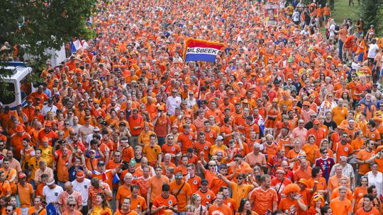 Oranjemars XL: liefst 110.000 fans van Nederland in Dortmund
