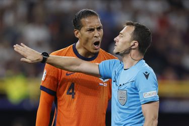 Virgil van Dijk vecht tegen tranen na pijnlijke uitschakeling op EK: 'Ik moet hier staan, geen woorden voor'