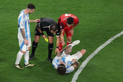 Argentijnse voetballer maakt zich compleet belachelijk en stort ter aarde na klein tikje op Copa América