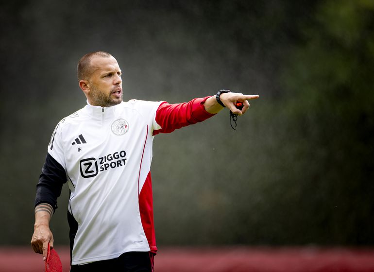 Ajax-trainer John Heitinga negeerde advies zaakwaarnemer bij moeilijke beslissing: 'Dat is doorslaggevend geweest'