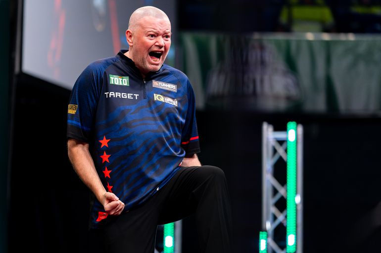 Topdarter Raymond van Barneveld sluit 'verslaafde' zoon weer in de armen: 'De band met hem is nu heel goed'