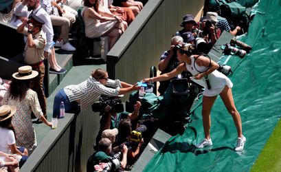 Halve finale Wimbledon opgeschrikt door nieuw incident, toptennisster Aryna Sabalenka schiet te hulp