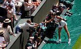 Halve finale Wimbledon opgeschrikt door nieuw incident, toptennisster Aryna Sabalenka schiet te hulp