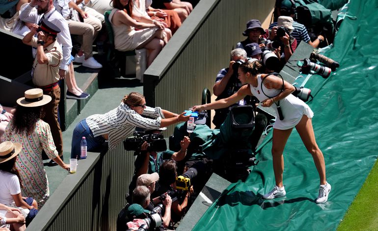 Halve finale Wimbledon opgeschrikt door nieuw incident, Aryna Sabalenka schiet te hulp