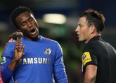 John Obi Mikel en Mark Clattenburg tijdens de desbetreffende wedstrijd. © Getty Images.